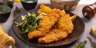 Talíř s řízky a bylinkami