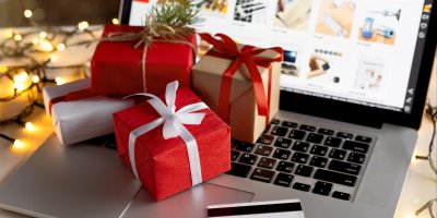Vánoční dárky na otevřeném notebooku