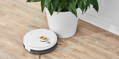 Robotický vysavač vysává kolem květináče 