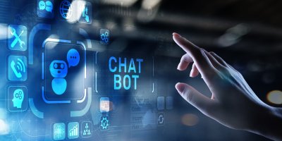 Ruka blížící se k tlačítku s nápisem „chatbot“