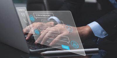 Komunikace s chatbotem na notebooku