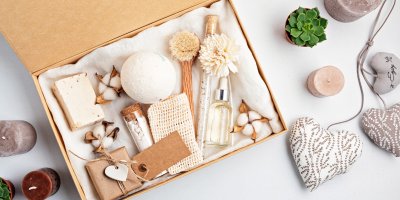 Ekologické kosmetické produkty v papírové krabici