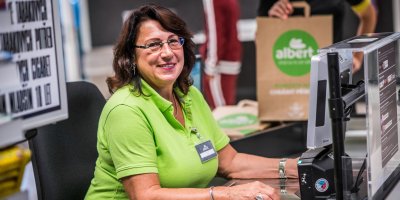 Pokladní v supermarketu Albert