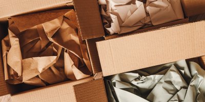 Lepenkové krabice se zmačkaným papírem