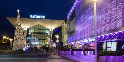 Noční pohled na nádraží v Katowicích s vánoční výzdobou