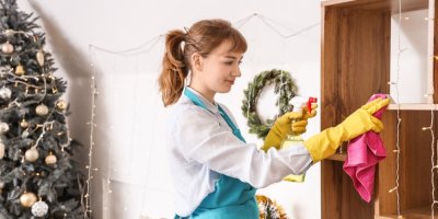 Mladá žena provádí předvánoční úklid