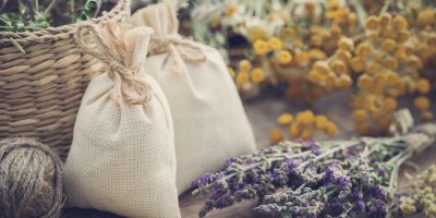 Sušené bylinky a látkové pytlíky