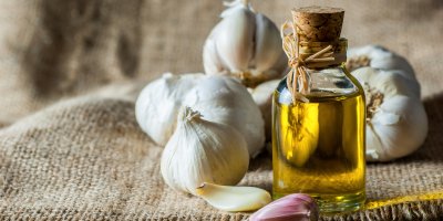 Sklenička s olejem a česnek