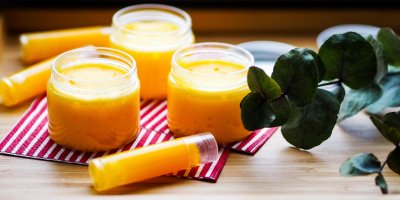 Tři domácí balzámy v kalíšcích, tři v tubě