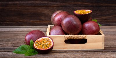 Bedýnka s celými i půlenými plody marakuji