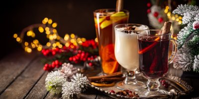 Tři sklenice s alkoholickými likéry – oranžovým, bílým a červeným