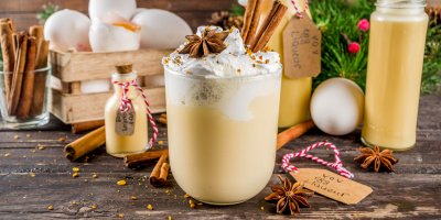 Sklenice a lahvička s domácím likérem a přísadami