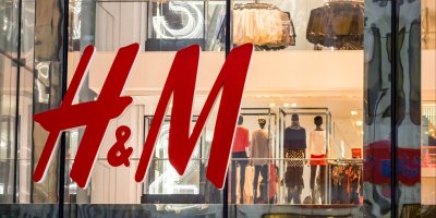 Logo společnosti H&M na obchodním domě