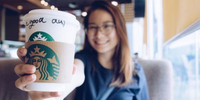 Mladá zákaznice ve Starbucks