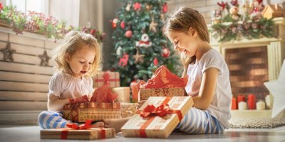 Dvojice holčiček s vánočními dárky