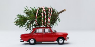 Dětské autíčko s přivázaným stromem na střeše