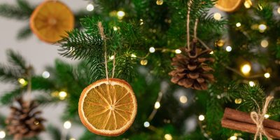 Stromek ozdobený šiškami a plátky pomeranče