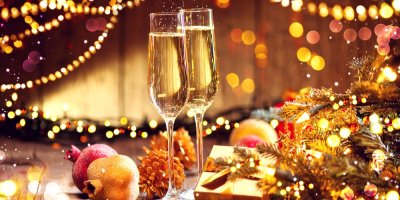 Dvě sklenice se sektem na vánočním pozadí