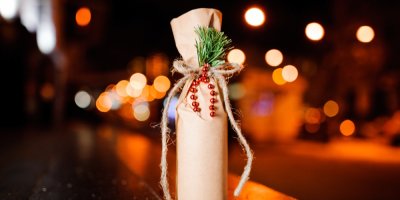 Láhev alkoholu zabalená do originálního vánočního balení