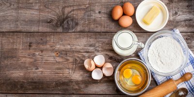 Váleček, vejce, máslo, mléko a mouka