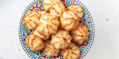 Kokosové pusinky na barevném talíři