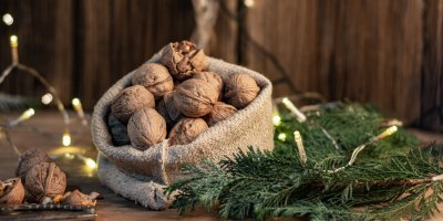 Pytel vlašských ořechů vedle jehličí se světýlky