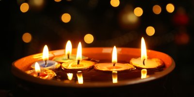 Lodičky ze skořápek se svíčkami v míse s vodou