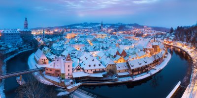 Pohled na Český Krumlov obkroužený řekou v zimě