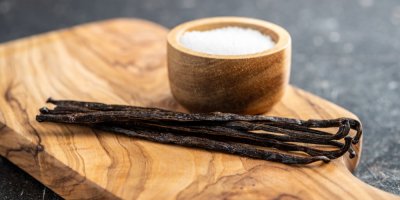 Vanilkové lusky vedle mističky s cukrem