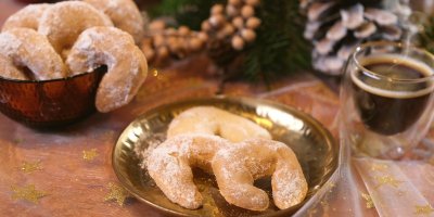 Zlatý tácek a miska s vanilkovými rohlíčky