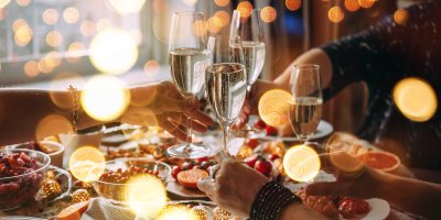 Párty stůl se skleničkami šampaňského. Přátelé slaví silvestr