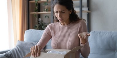 Žena je rozzlobená nad otevřeným balíkem