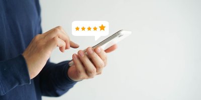 Člověk uděluje hodnocení pomocí mobilu