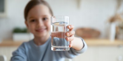 Dítě držící sklenici čisté vody