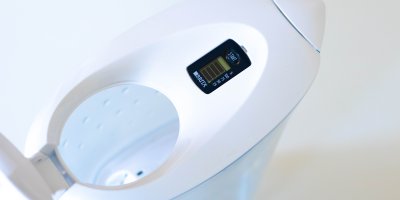 Moderní filtrační konvice s vodou