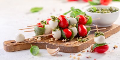 Špízy z mozzarelly, cherry rajčátek a bazalky, piniové oříšky, pesto