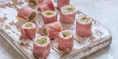 Šunkové rolky na prkénku