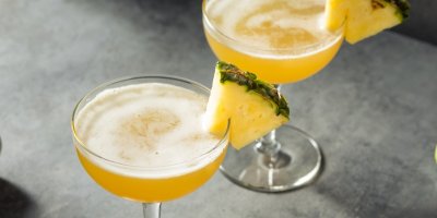 Dvě sklenky s koktejlem