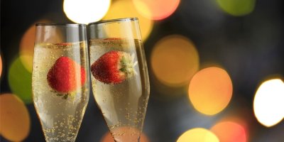 Skleničky se sektem a ovocem