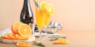 Kompozice koktejlů ve skleničce a pomerančů