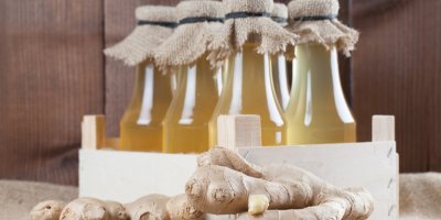 Lahve se sirupem a zázvorem