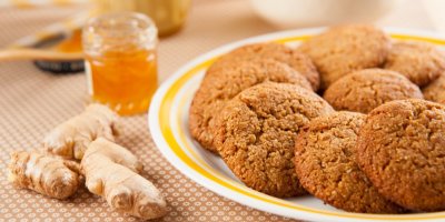 Zázvorky na talíři, vedle zázvor a med