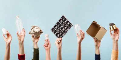 Lidé držící v rukou různé obaly