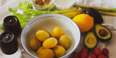 Brambory, avokádo, ředkvičky, řapíkatý celer, citrón, hořčice, zakysaná smetana, sůl, pepř