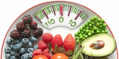 Zdravé ovoce na talíři a z nich vytvořená osobní váha