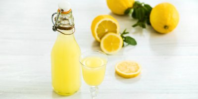 Limoncello v lahvi a ve skleničce, citrony