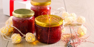 Tři sklenice džemu ozdobené provázkem