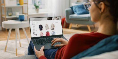 Žena nakupuje oblečení přes internet
