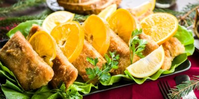 Smažený kapr s plátky pomerančů a citronů