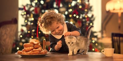 Holčička si na stole hladí kočku